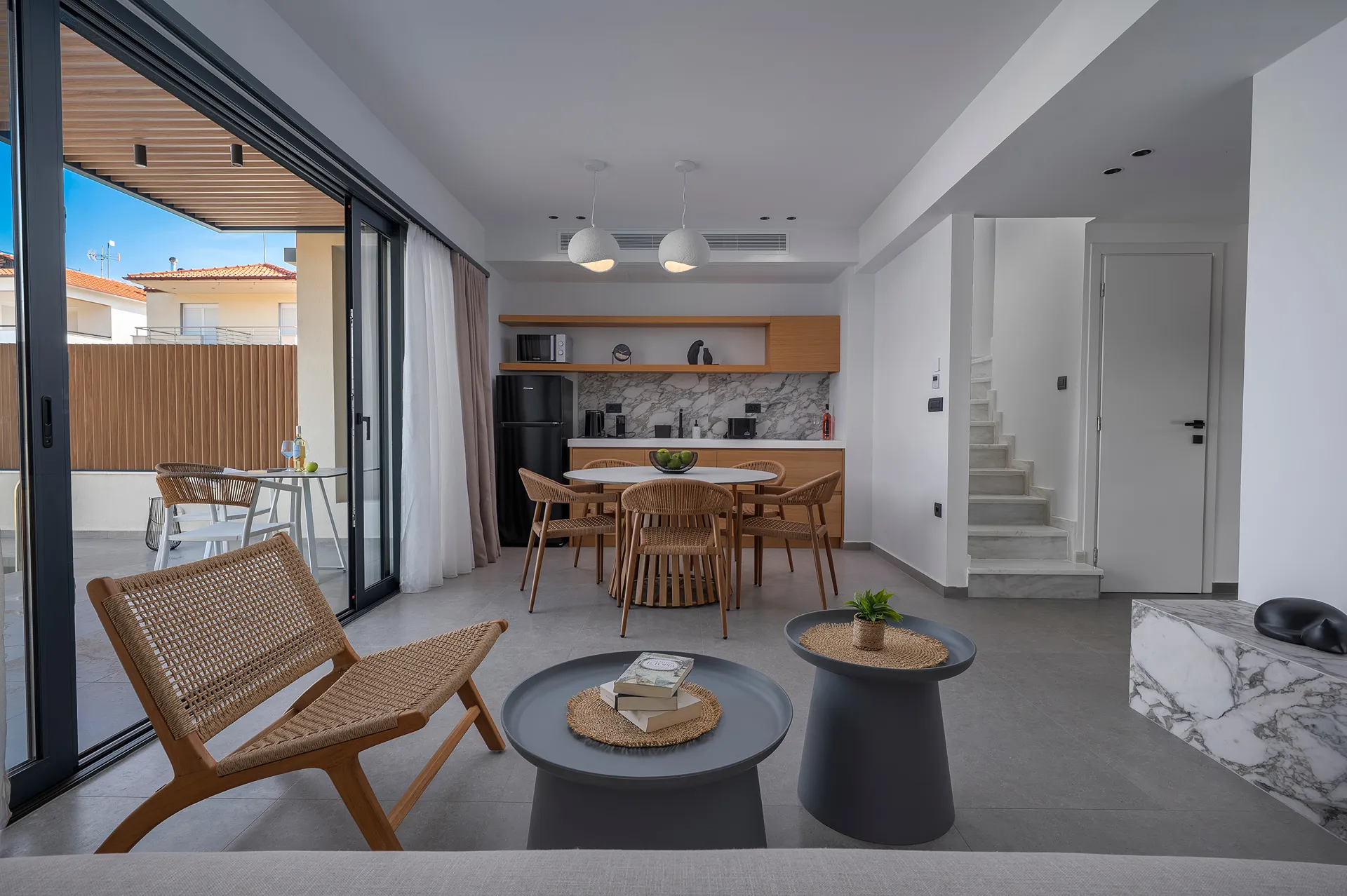 Tiara Holidays - Viridian Executive Villas - Prestige 3-Bedroom Villa with Private Pool - dnevna soba i kuhinja